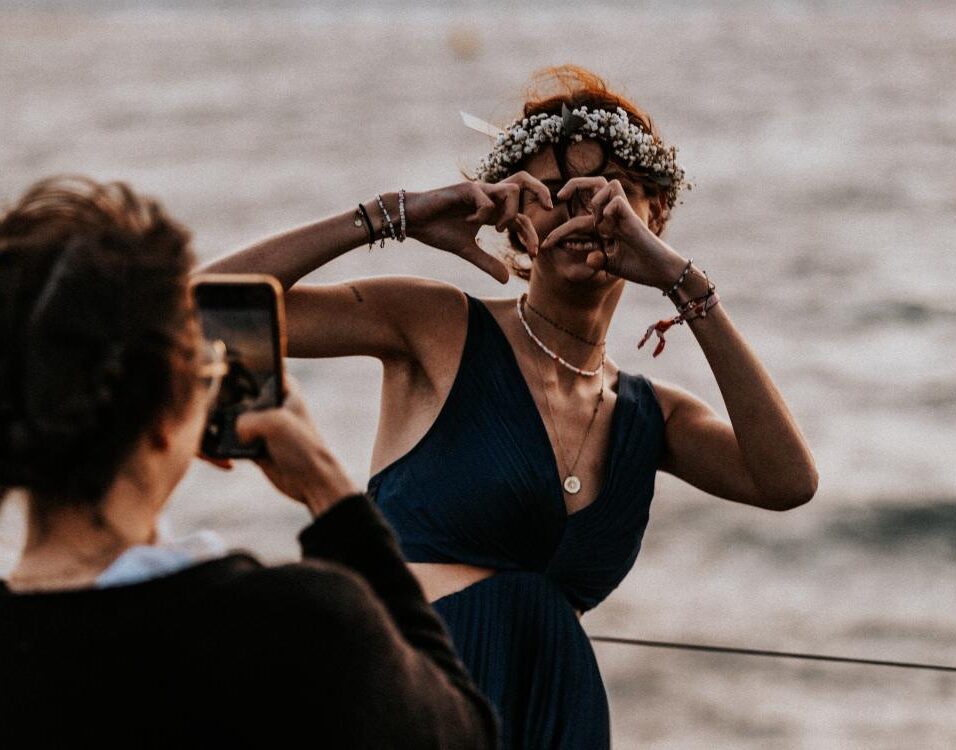Mariage mariée fait un coeur Catamaran Lucile coucher du soleil