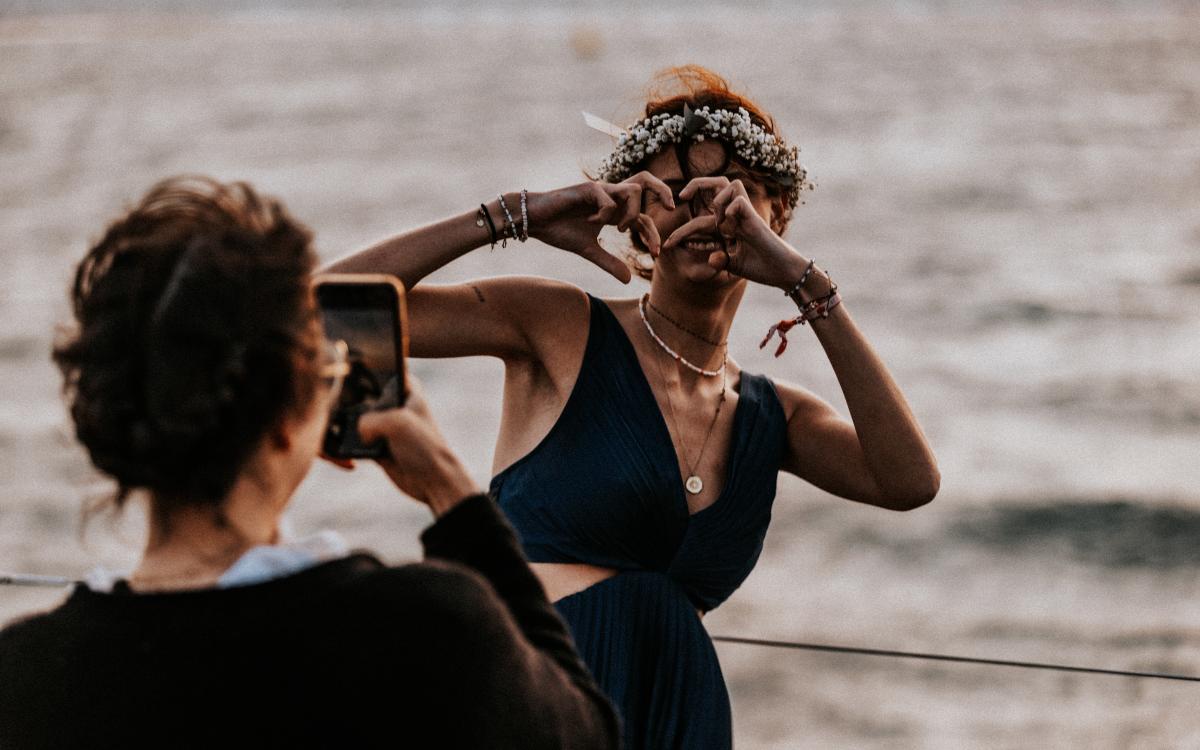 Mariage mariée fait un coeur Catamaran Lucile coucher du soleil