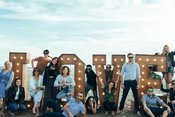 Entreprise devant le photocall Banc de Sable de la Grande Motte, équipe photo groupe catamaran Lucile