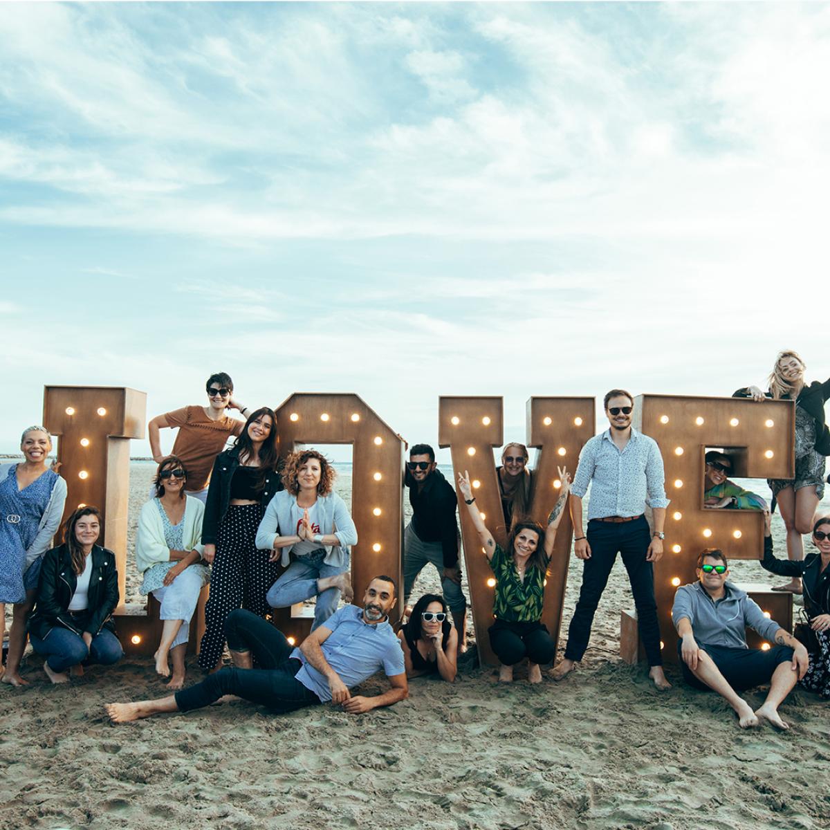 Entreprise devant le photocall Banc de Sable de la Grande Motte, équipe photo groupe catamaran Lucile