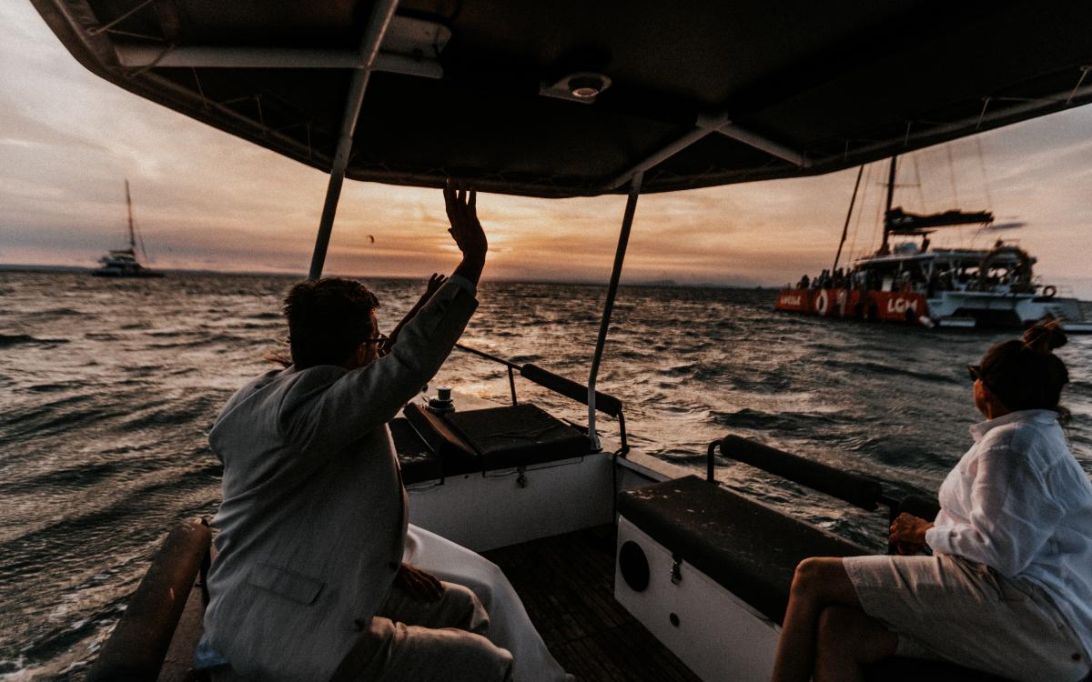 Bateau croise le catamaran Lucile Expérience le soir en mer, sorties à la Grande Motte