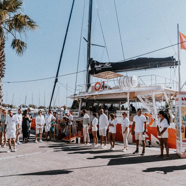 Accueil Équipage à quai du catamaran Lucile Expérience pour un séminaire d'entreprise en France, sorties en mer à la Grande Motte avec Catamaran Lucile