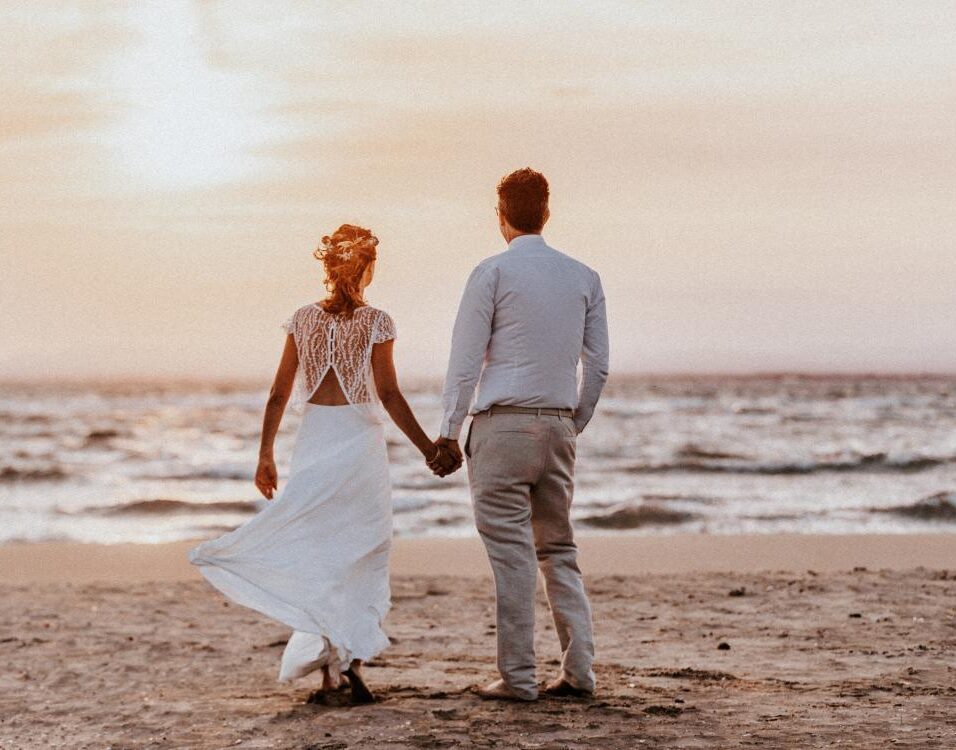 Mariage regard vers l'horizon coucher de soleil à deux Catamaran Lucile