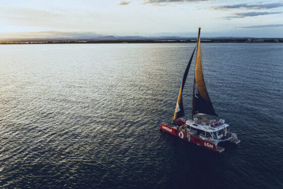 Catamaran voguant en fin d'après-midi Catamaran Lucile Sorties en mer à la Grande Motte