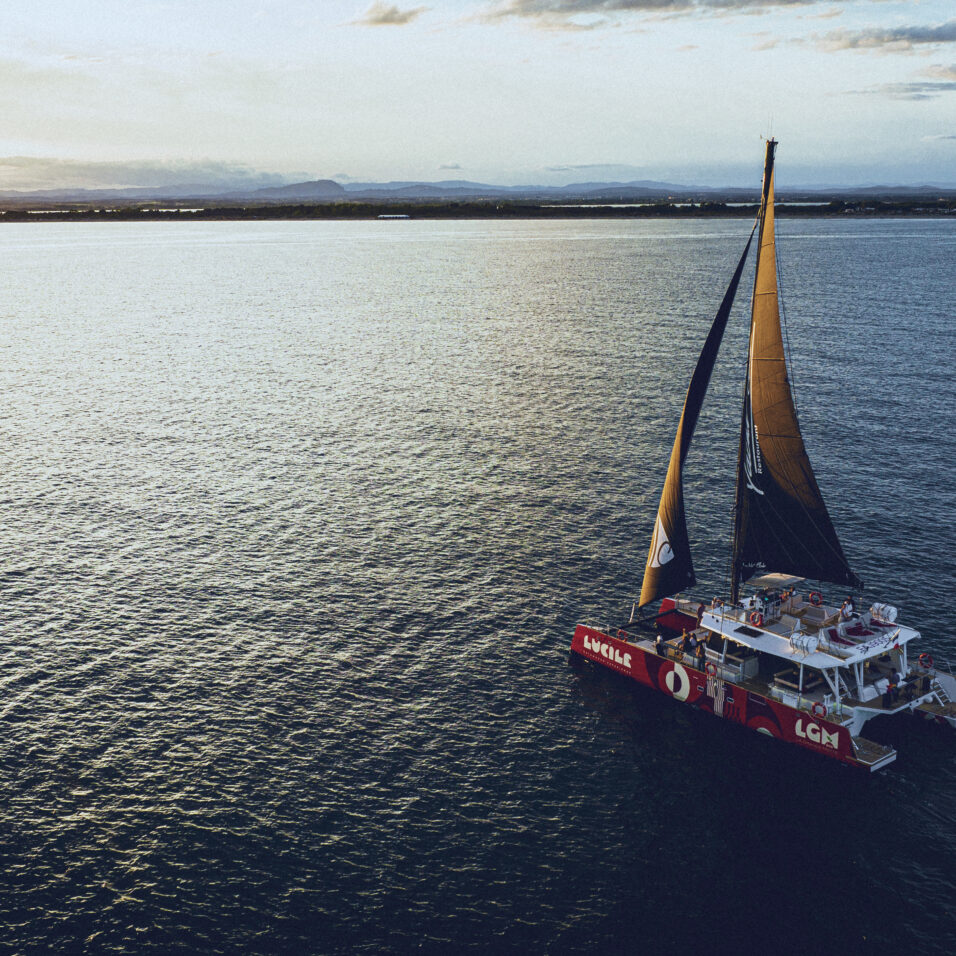 Catamaran voguant en fin d'après-midi Catamaran Lucile Sorties en mer à la Grande Motte