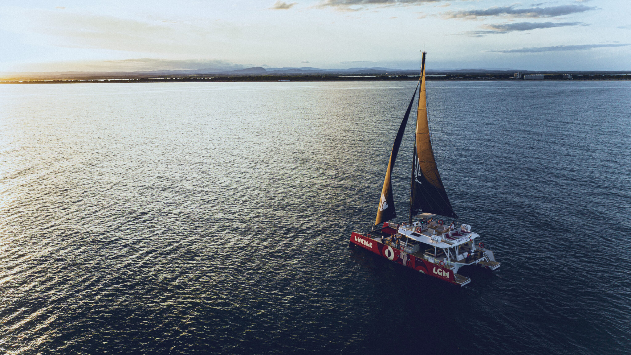 Catamaran voguant en fin d'après-midi Catamaran Lucile Sorties en mer à la Grande Motte