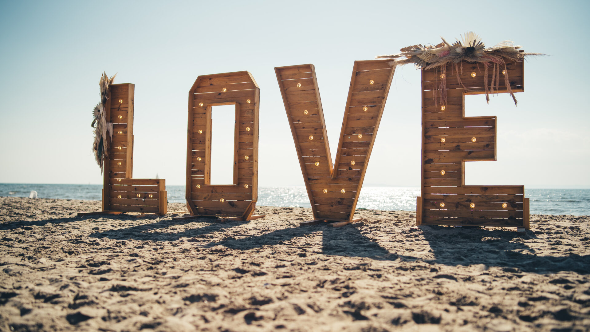 Photocall Love de l'offre Banc de Sable Bohème Catamaran Lucile sorties en mer à la Grande Motte et alentours