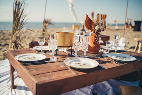 Offre Banc de Sable de la Grande Motte, tables mises pour le repas Catamaran Lucile des sorties en mer