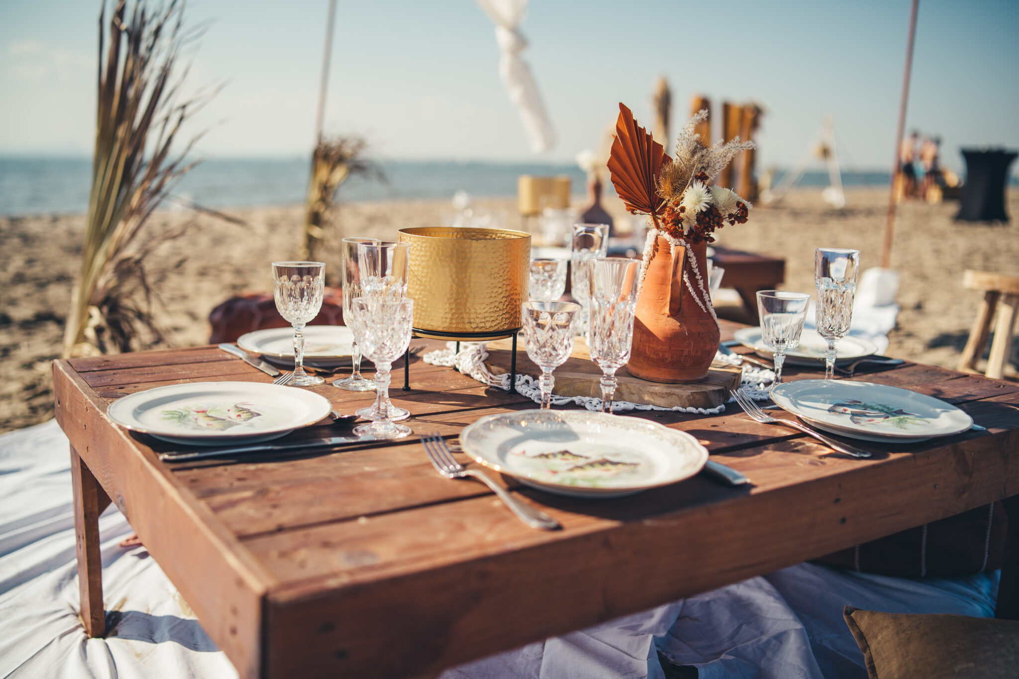 Offre Banc de Sable de la Grande Motte, tables mises pour le repas Catamaran Lucile des sorties en mer