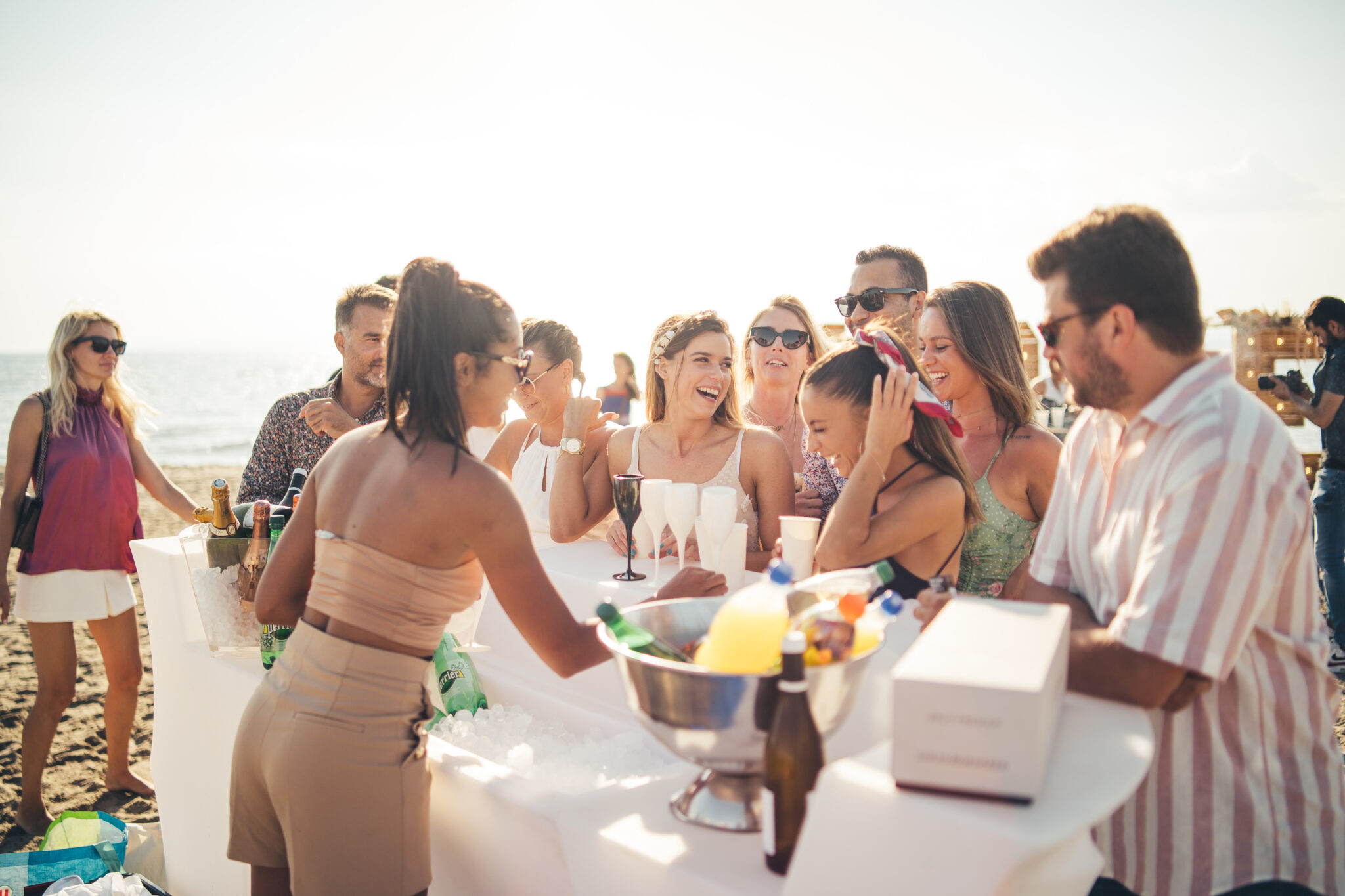 Service des boissons avec l'offre Banc de Sable Bohème de Catamaran Lucile, sorties à la Grande Motte