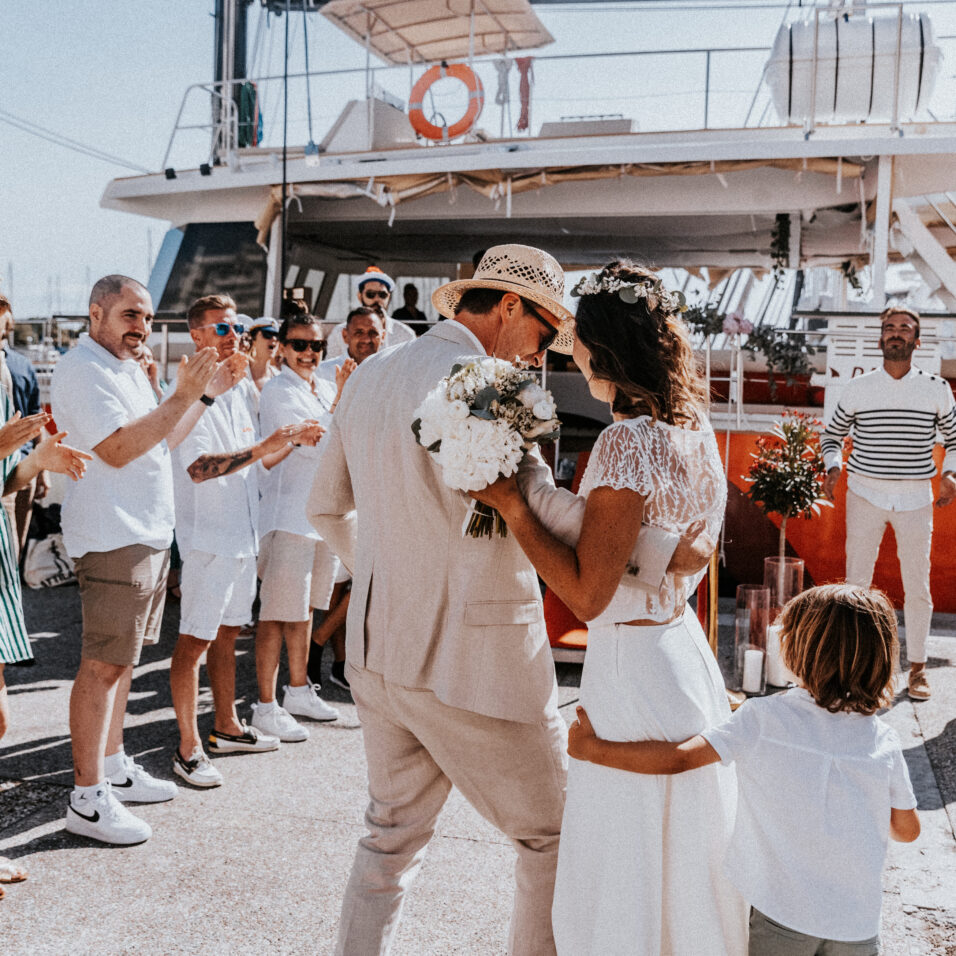 Grande Motte Mariage sur le quai avec équipage devant le catamaran Lucile Expérience