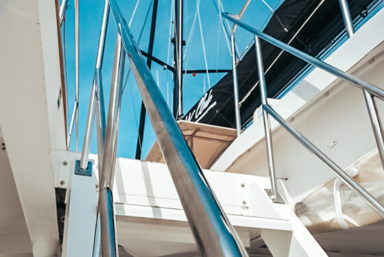 Lucile expérience escaliers pont supérieur du bateau Catamaran Lucile sorties en mer à la Grande Motte