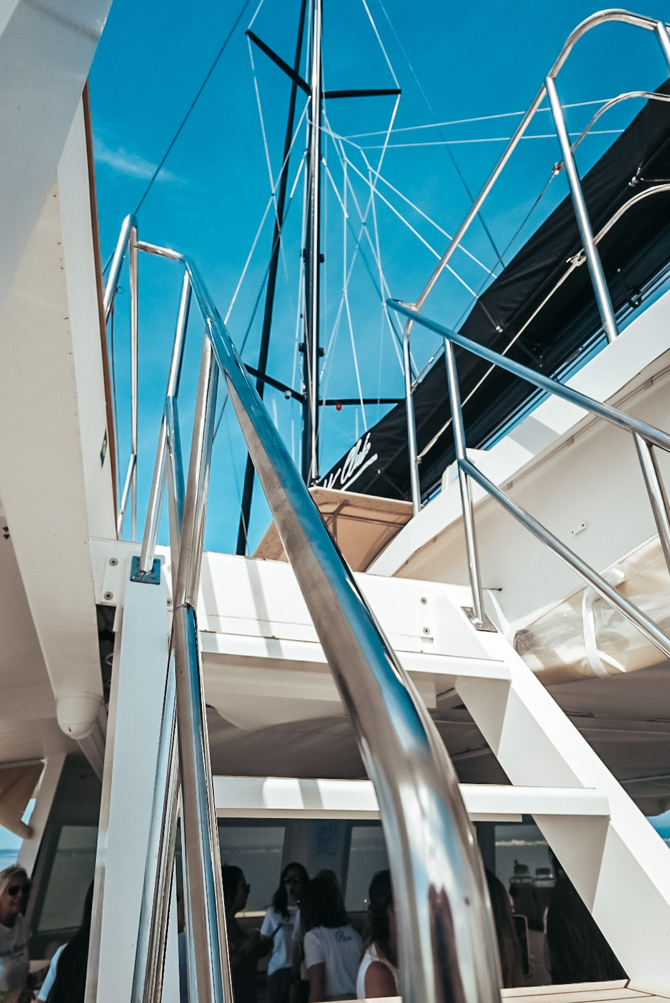 Lucile expérience escaliers pont supérieur du bateau Catamaran Lucile sorties en mer à la Grande Motte