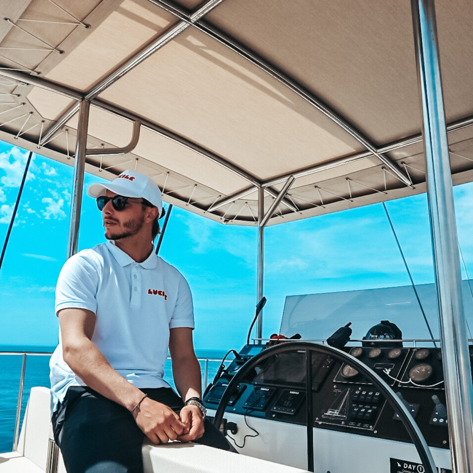 Gouvernail capitaine de l'équipage Catamaran Lucile Expérience à la Grande Motte