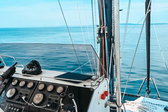 Gouvernail poste du capitaine du Lucile Expérience Catamaran sorties en mer Grande Motte