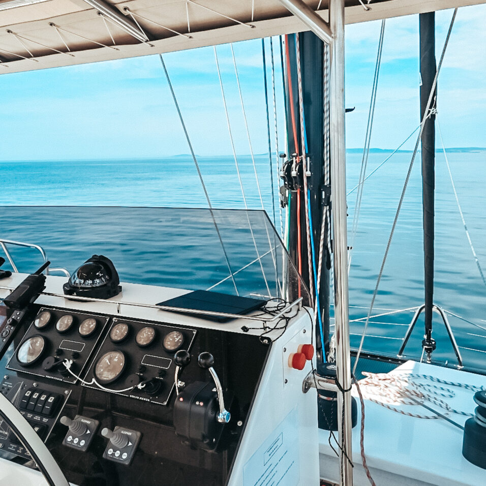 Gouvernail poste du capitaine du Lucile Expérience Catamaran sorties en mer Grande Motte
