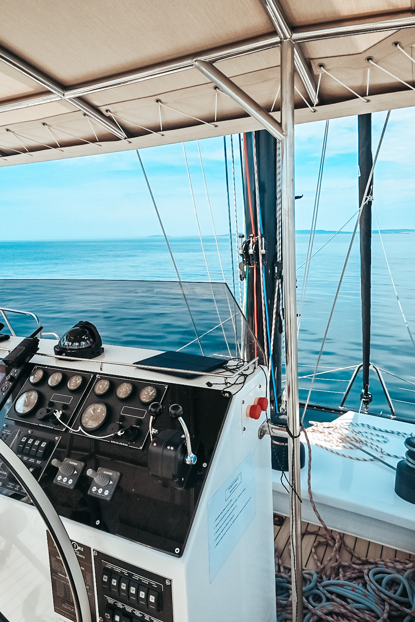 Gouvernail poste du capitaine du Lucile Expérience Catamaran sorties en mer Grande Motte