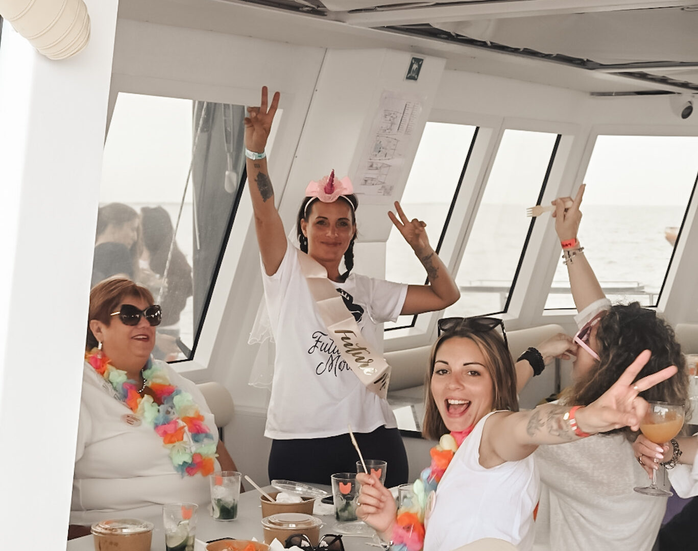 Sorties en mer à la Grande Motte, pokebowl EVJF blanc à bord du Catamaran Lucile, fête repas