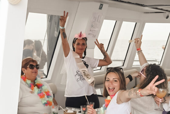 Sorties en mer à la Grande Motte, pokebowl EVJF blanc à bord du Catamaran Lucile, fête repas