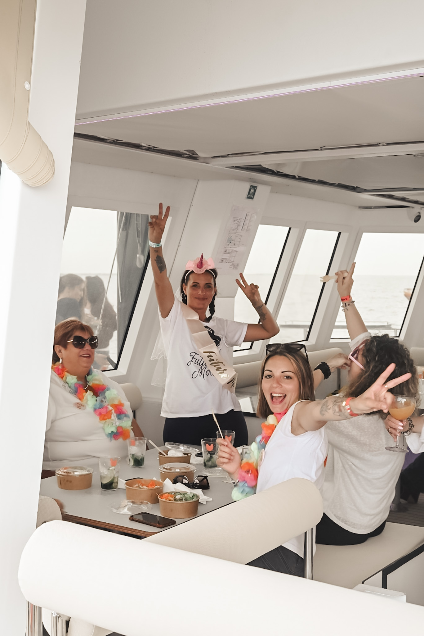 Sorties en mer à la Grande Motte, pokebowl EVJF blanc à bord du Catamaran Lucile, fête repas