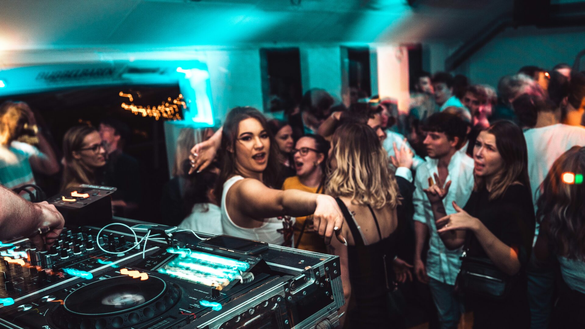 EVJF EVG fête soirée catamaran Lucile Sorties en mer à la Grande Motte et alentours