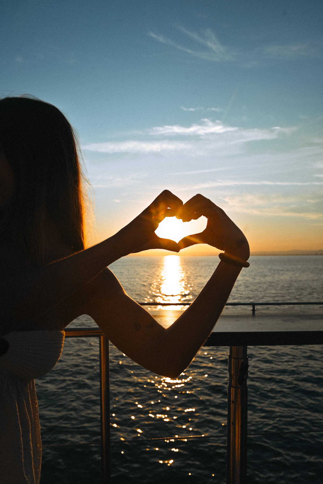Sunset Experience cœur avec les mains crepuscule coucher du soleil Catamaran Lucile à la Grande Motte sorties en bateau