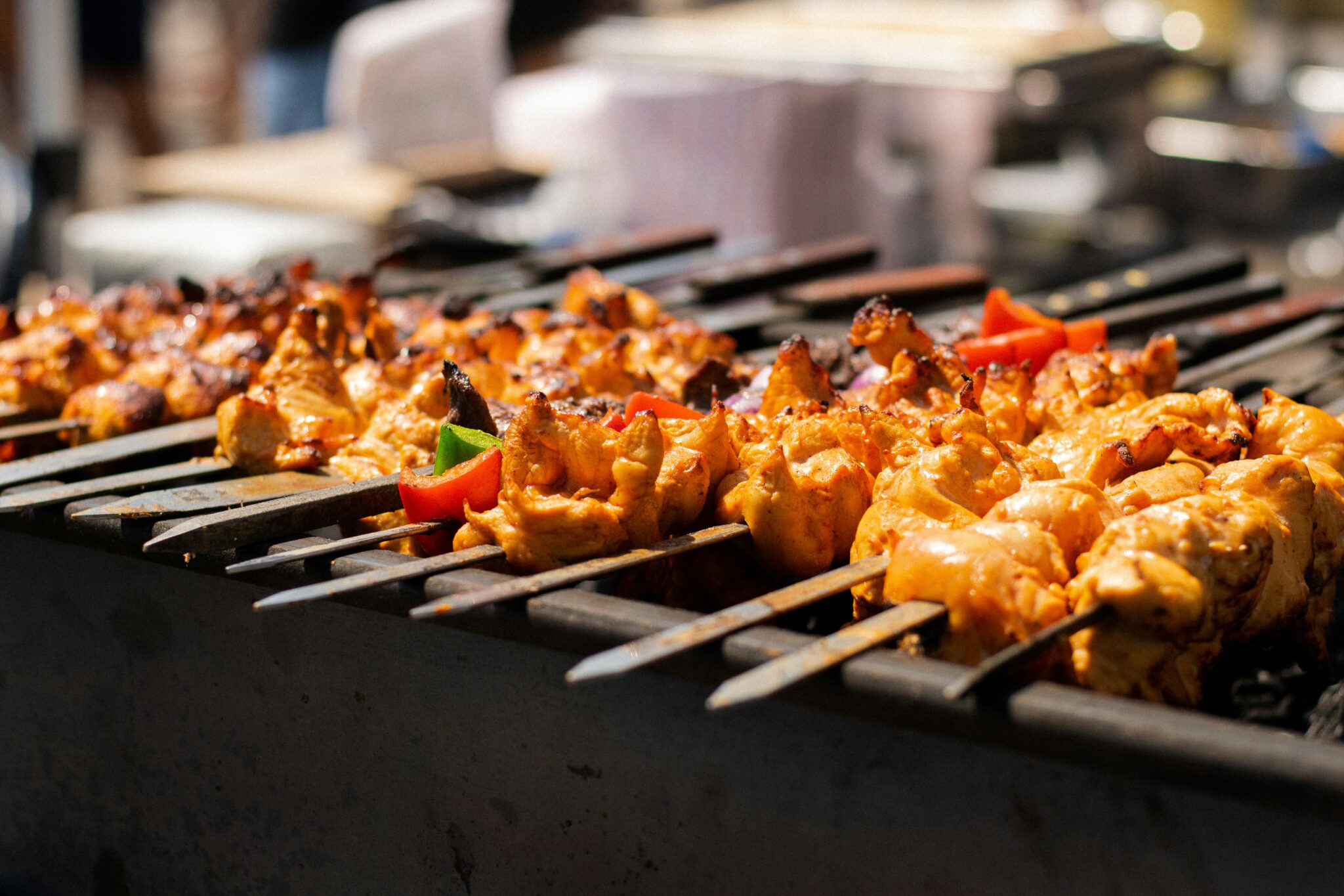 Grillades soirées brochettes poulet poivrons Catamaran Lucile à la Grande Motte sorties en bateau