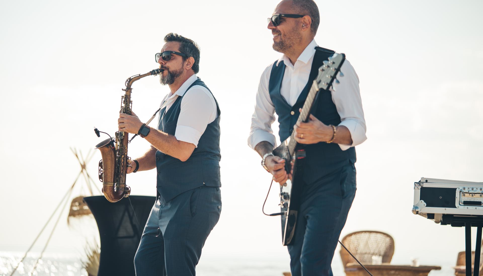 Saxophone groupe musique guitare grillade Catamaran Lucile à la Grande Motte sorties en bateau