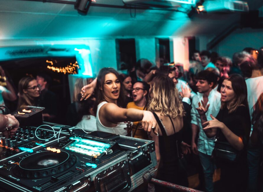 Soirées festives pour vos EVJF à la Grande Motte avec Catamaran Lucile sorties en mer dans le Sud de la France