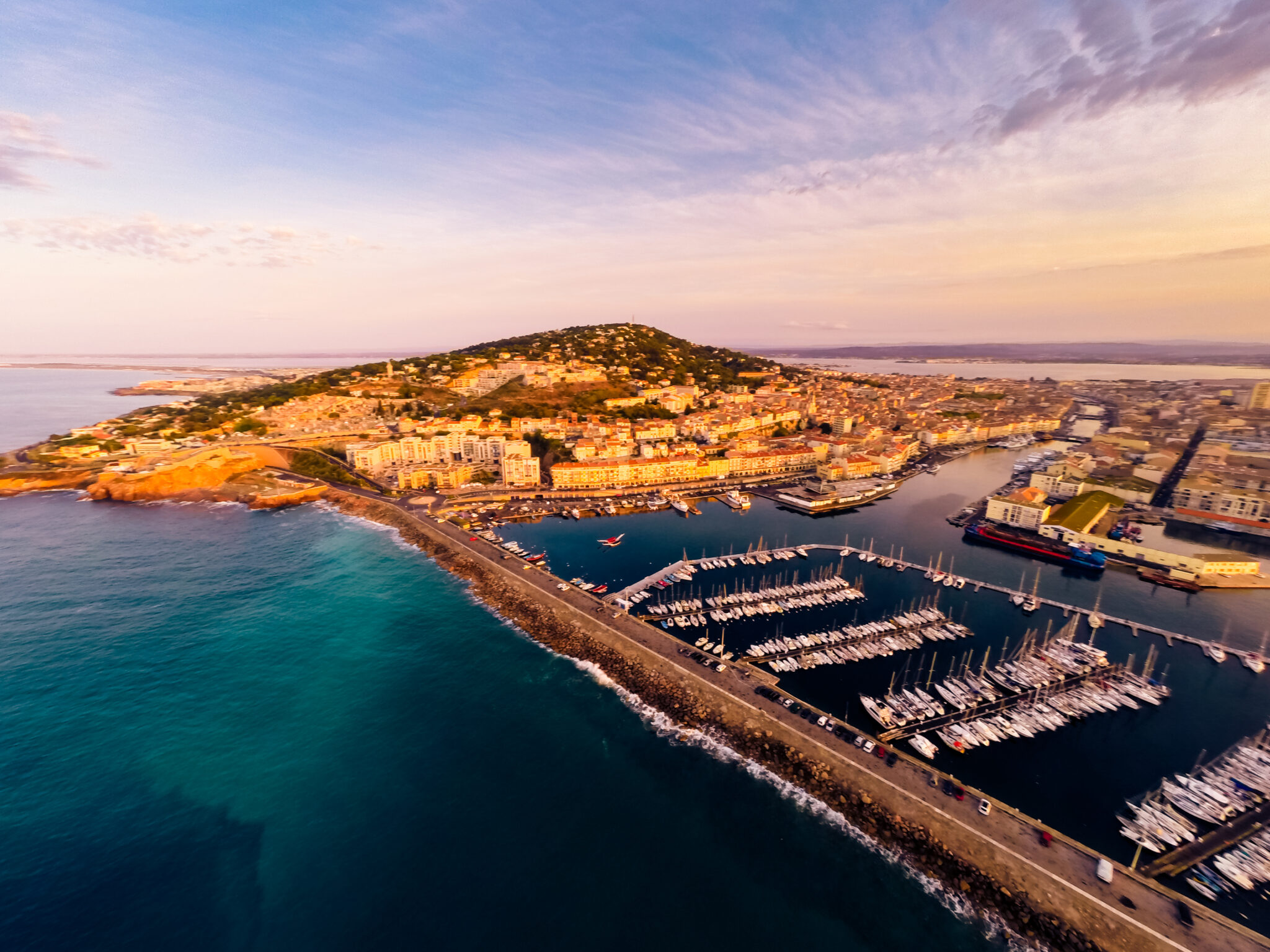 Vue en drone de Sète Mont Saint-Clair lever du soleil Catamaran Lucile à la Grande Motte sorties en bateau