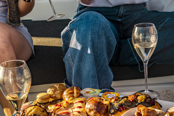 Brunch premium la grande motte sur un catamaran